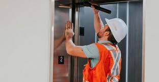 Técnico fazendo manutenção no elevador